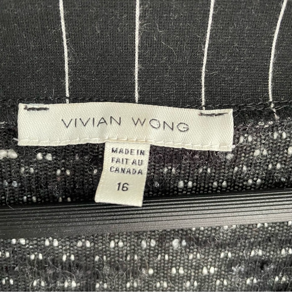 VIVIAN WONG Stylish Black and White V-neck Sweater - Picture 6 of 9